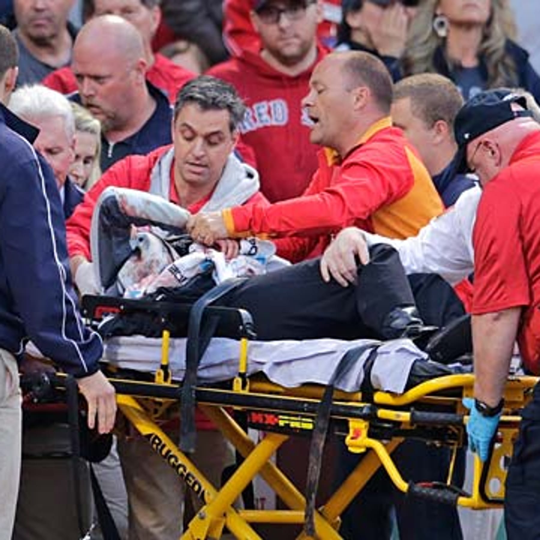 Boston Baseball-Fan von abgebrochenem Schläger im Gesicht getroffen