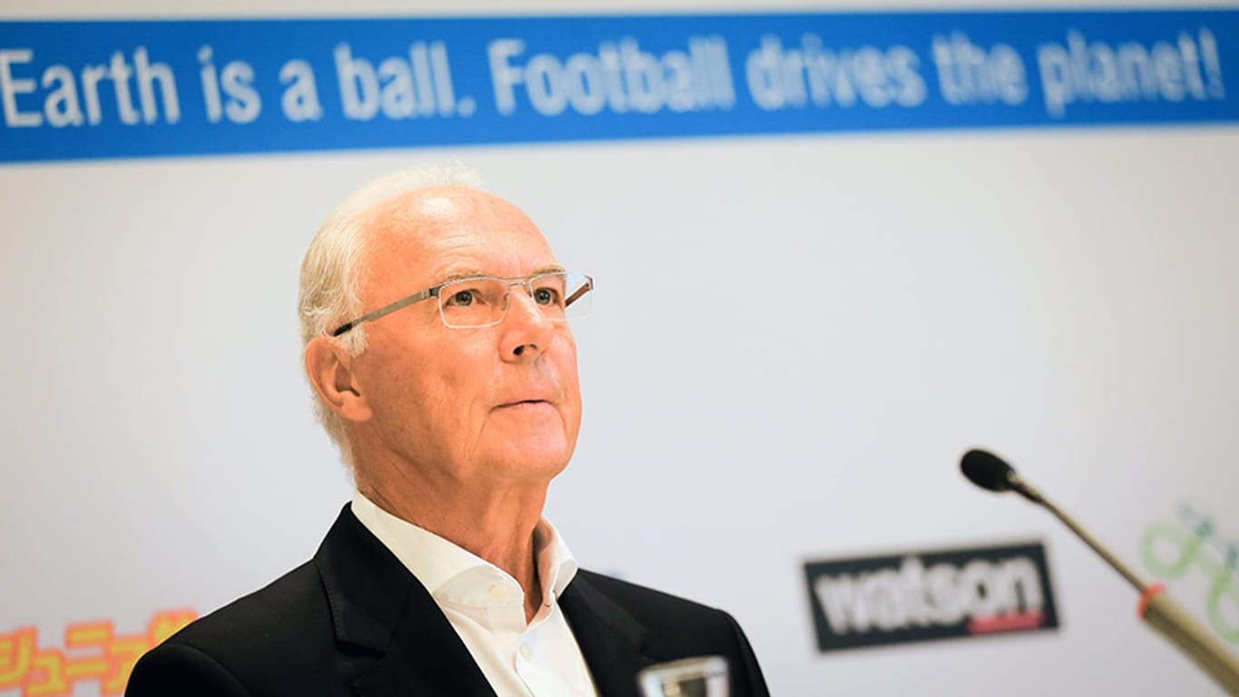 Ein sichtlich angespannter Franz Beckenbauer auf der Pressekonferenz zum Projekt "Football For Friendship".