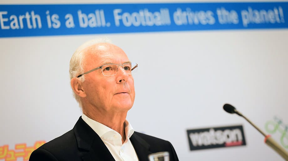 Ein sichtlich angespannter Franz Beckenbauer auf der Pressekonferenz zum Projekt "Football For Friendship". Ein sichtlich angespannter Franz Beckenbauer auf der Pressekonferenz zum Projekt "Football For Friendship".