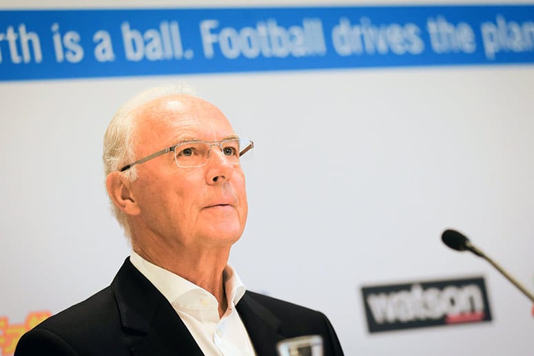Ein sichtlich angespannter Franz Beckenbauer auf der Pressekonferenz zum Projekt "Football For Friendship".