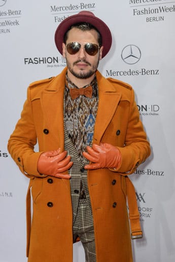 Stylist und Schauspieler Manuel Cortez setzt bei der Fashionweek in Berlin auf einen schicken Hingucker: einen roten Homburg mit eingefasster und leicht nach oben gebogener Krempe.