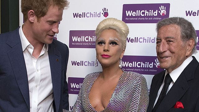 Hier bestaunt Prinz Harry (li.) das Dekolleté von Lady Gaga. Rechts im Bild: Gagas Duettpartner, die Jazz-Ikone Tony Bennett. Hier bestaunt Prinz Harry (li.) das Dekolleté von Lady Gaga. Rechts im Bild: Gagas Duettpartner, die Jazz-Ikone Tony Bennett.