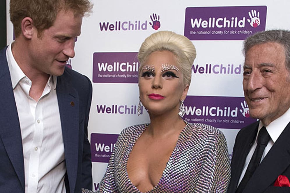 Hier bestaunt Prinz Harry (li.) das Dekolleté von Lady Gaga. Rechts im Bild: Gagas Duettpartner, die Jazz-Ikone Tony Bennett.