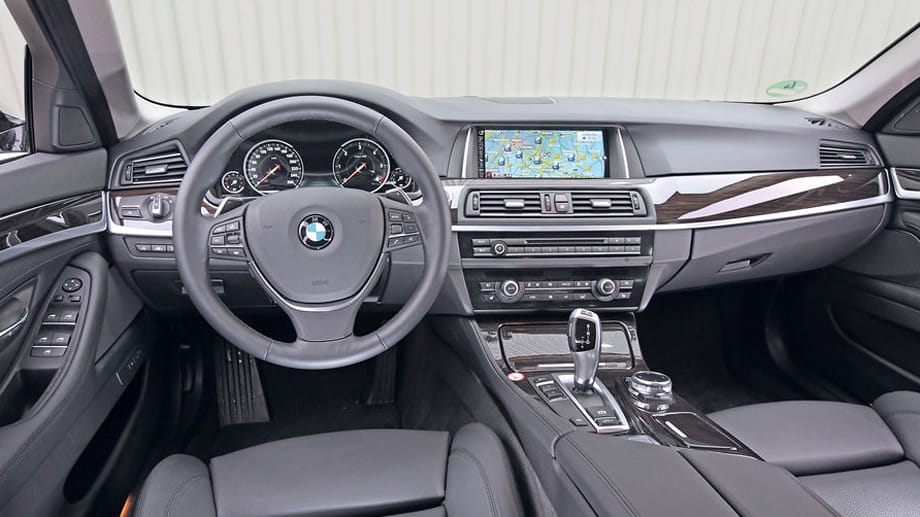 Bekannt wuchtiges BMW-Cockpit im Fünfer mit, durch den iDrive-Controller, leicht bedienbarem Multimediasystem.