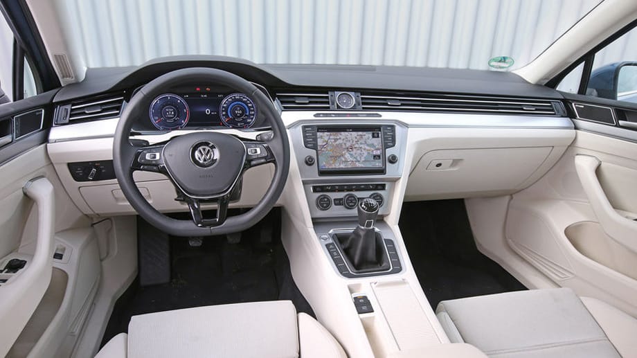 VW Passat: Filigraneres Cockpit mit schlanker Mittelkonsole.