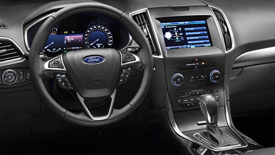 Das Cockpit ist dank des Infotainment-Systems Ford Sync2 übersichtlich gestaltet, da viele Funktionen entweder über Sprachsteuerung oder mit dem acht Zoll großen Touchscreen geregelt werden.