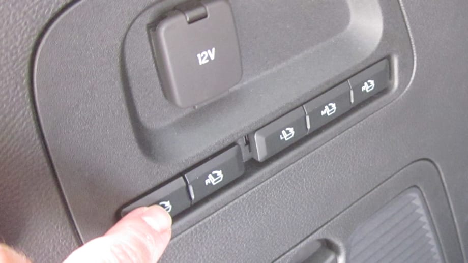Praktisch: per Knopfdruck im Kofferraum lässt sich jeder einzelne Sitz umlegen.