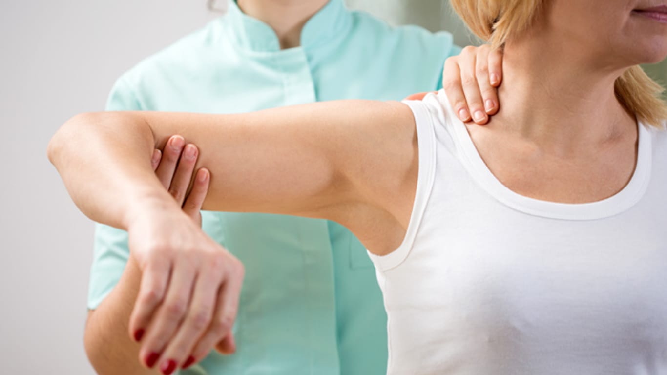 Die Physiotherapie schützt vor allem vor einem wiederholten Bandscheibenvorfall.