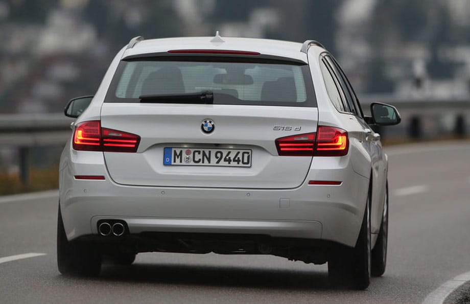 Der straff abgestimmte 5er steckt Querrinnen und Schlaglöcher nicht ganz so leicht weg wie der Passat. Der straff abgestimmte 5er steckt Querrinnen und Schlaglöcher nicht ganz so leicht weg wie der Passat.