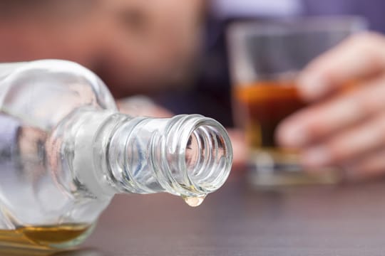 Alkoholmissbrauch ist ein Tabuthema - aber totschweigen hilft den Betroffenen nicht.