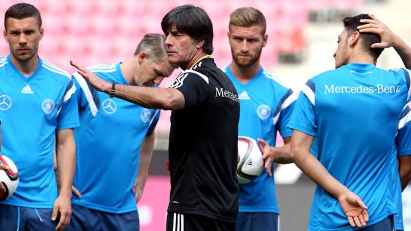 Bundestrainer Jogi Löw bereitet seine Spieler auf das Länderspiel gegen die USA vor.
