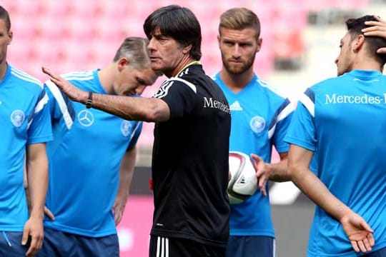 Bundestrainer Jogi Löw bereitet seine Spieler auf das Länderspiel gegen die USA vor.