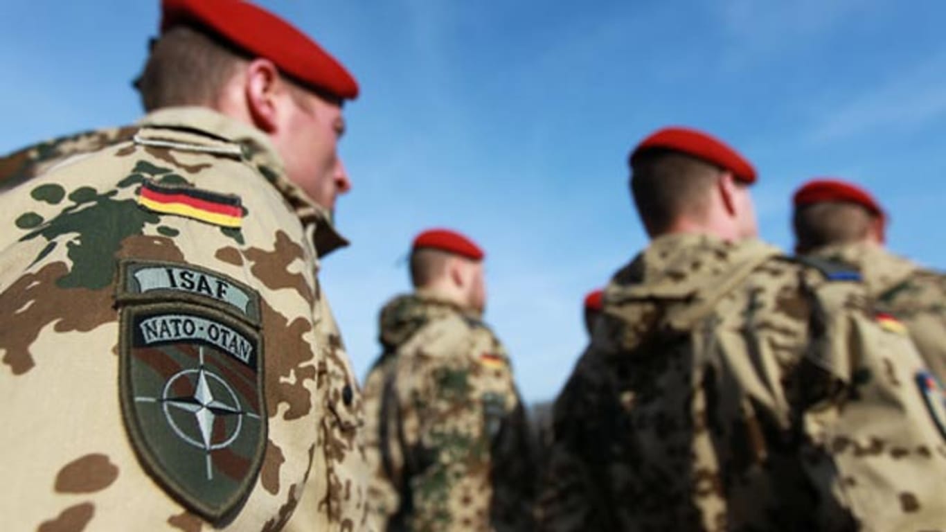 Deutsche ISAF-Soldaten sind aus Afghanistan zurückgekehrt. Eine Studie hat ergeben, dass die Mehrheit der Deutschen sich von der Nato distanziert.