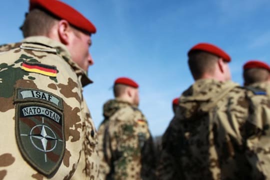 Deutsche ISAF-Soldaten sind aus Afghanistan zurückgekehrt. Eine Studie hat ergeben, dass die Mehrheit der Deutschen sich von der Nato distanziert.