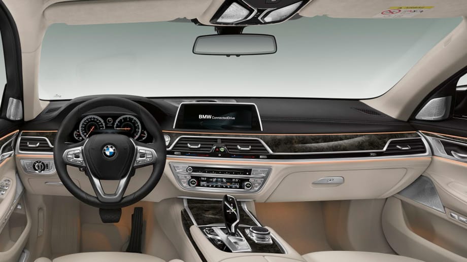Das Design im luxuriösen Innenraum folgt der aktuellen BMW-Linie. Wie beim Vorgänger schaut der Fahrer auf ein volldigitales Kombiinstrument.
