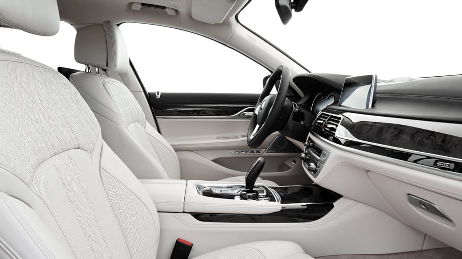 Wie es sich für die Oberklasse gehört, ist der BMW 7er mit Holz, Leder und Aluminium ausgestattet.
