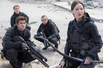 Katniss Everdeen (Jennifer Lawrence) und ihre Mitstreiter ziehen in den Krieg gegen Präsident Snow.