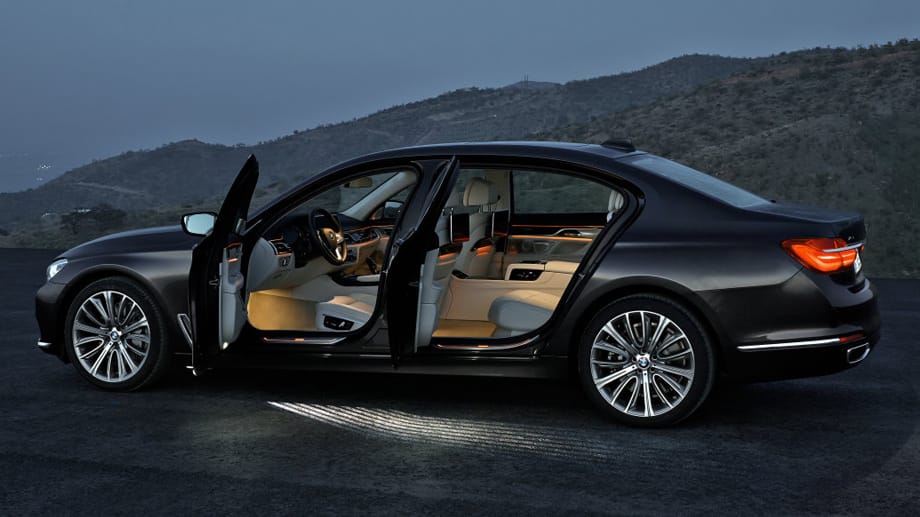 Der neue 7er BMW kommt nach der Weltpremiere auf der IAA 2015 im Oktober auf den Markt kommen. Der BMW 730d mit normalem Radstand startet bei 81.900 Euro. Die Langversion mit Hinterradantrieb kostet 87.700 Euro, als Allradler 91.100 Euro.
