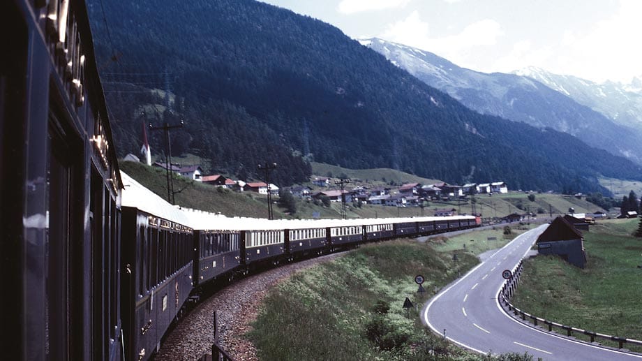 Rund eintausend Kilometer weit werden die 17 vornehm dunkelblauen Wagen des Luxuszuges entlang der Alpen rattern.