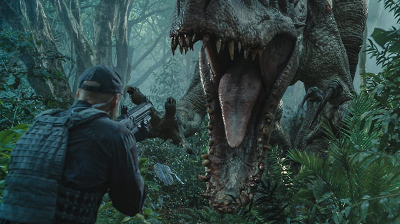 Szene aus "Jurassic World": Der Supersaurier schnappt sich die nächste Beute.