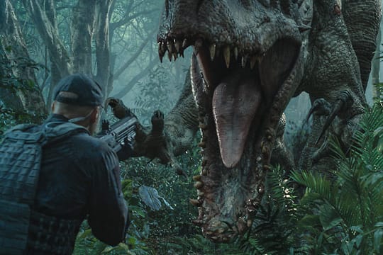 Szene aus "Jurassic World": Der Supersaurier schnappt sich die nächste Beute.