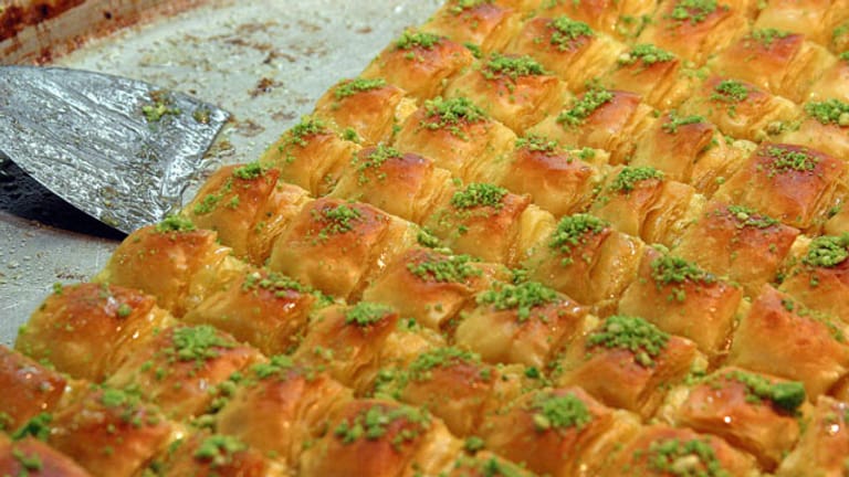 Am Ramadanfest gibt es leckere Süßspeisen, zum Beispiel Baklava.
