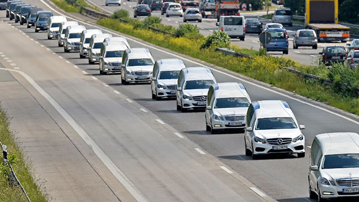 Die Opfer der Germanwings-Katastrophe werden im Konvoi aus Leichenwagen nach Haltern gebracht. Die Autobahn wurde währenddessen für den übrigen Verkehr gesperrt.