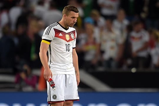 Das war nichts: Lukas Podolski schleicht nach der USA-Pleite bedröppelt vom Platz.