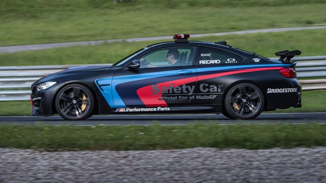 BMW Safety Car mit Wassereinspritzung.