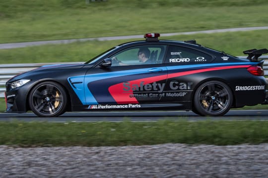 BMW Safety Car mit Wassereinspritzung.