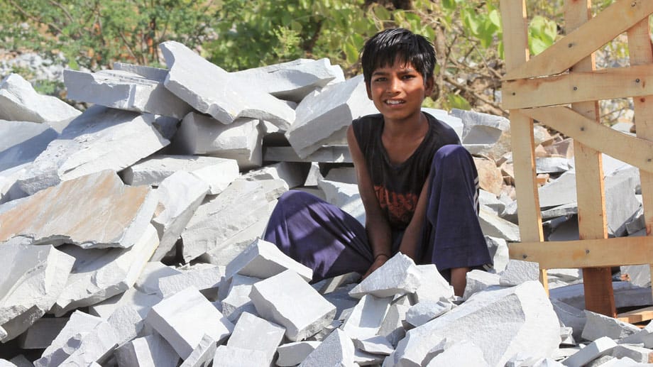 Tausende Kinder hauen in Steinbrüchen in Indien Steine für den europäischen Markt.