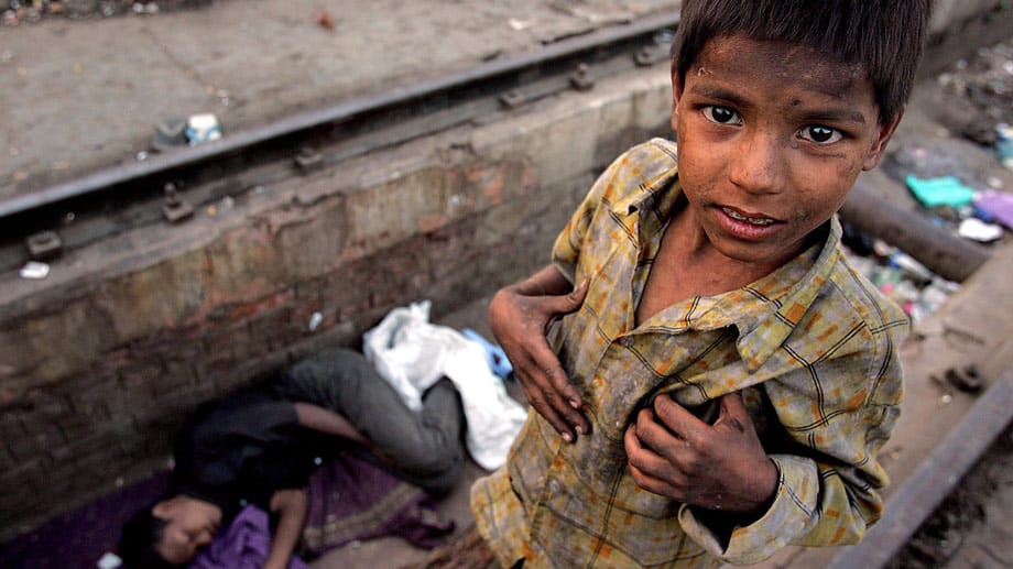 Raju, 7, verdient sich wie Zehntausende andere indische Kinder, seinen Lebensunterhalt durch das Sammeln von Flaschen.