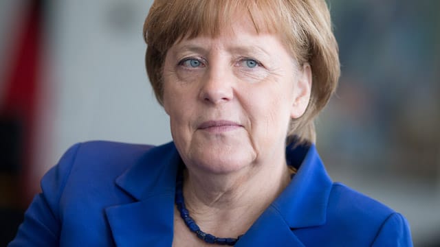 Angela Merkel hat durch Ehemann Joachim Sauer zwei Stiefsöhne: Adrian und Daniel Sauer (Jahrgang 1976 / 1974).