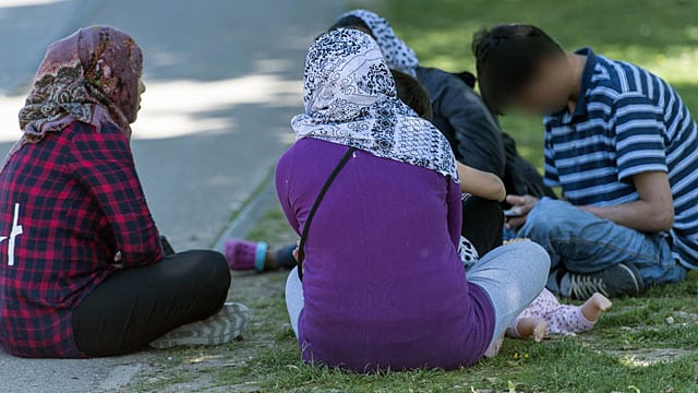 Flüchtlinge auf dem Gelände der Erstaufnahmeeinrichtung in Meßstetten: Die Länder erwarten rund 450.000 Asylbewerber in diesem Jahr.