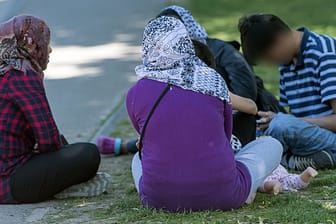 Flüchtlinge auf dem Gelände der Erstaufnahmeeinrichtung in Meßstetten: Die Länder erwarten rund 450.000 Asylbewerber in diesem Jahr.