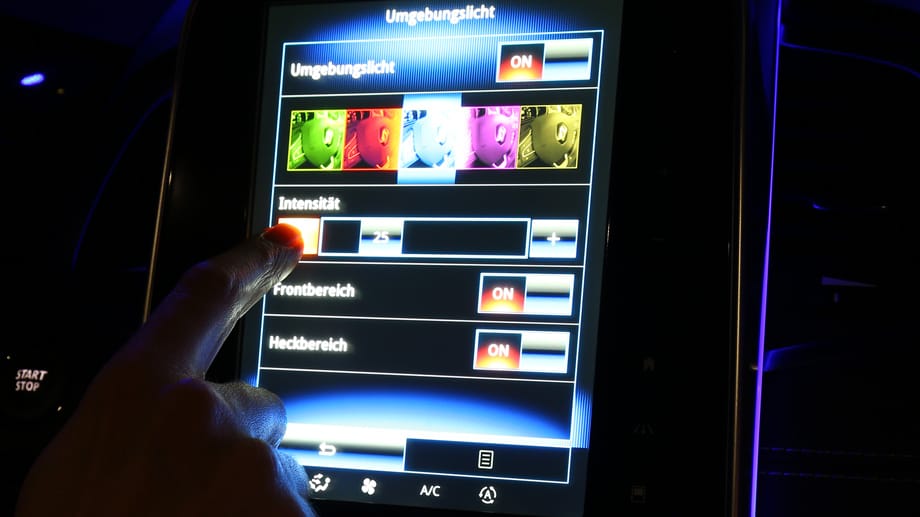 Bei der Ambientebeleuchtung kann aus fünf Farben gewählt werden. Im Multisense-System wird das Fahrzeug je nach Fahrmodus in einer entsprechenden Farbe beleuchtet.