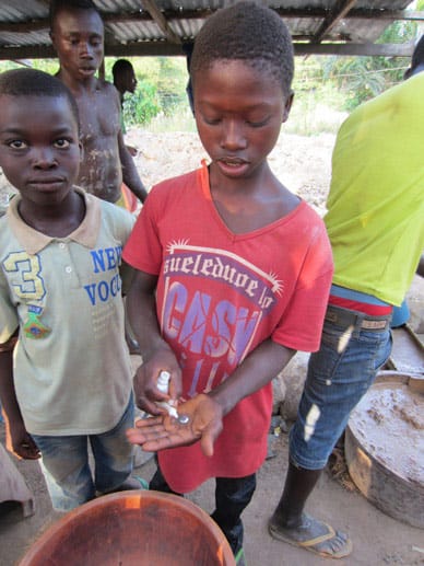 Kinderarbeit: Das giftige Quecksilber für die Goldgewinnung haben die Kinder in der Hosentausche.
