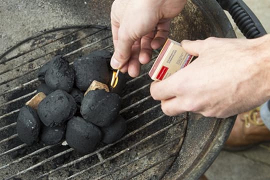 Flüssige Grillanzünder sehen viele Experten kritisch. Feste Zündhilfen sind sicherer. Beim Kauf sollte man ebenso wie bei Holzkohle und Grillbriketts auf DIN-zertifizierte Produkte achten.