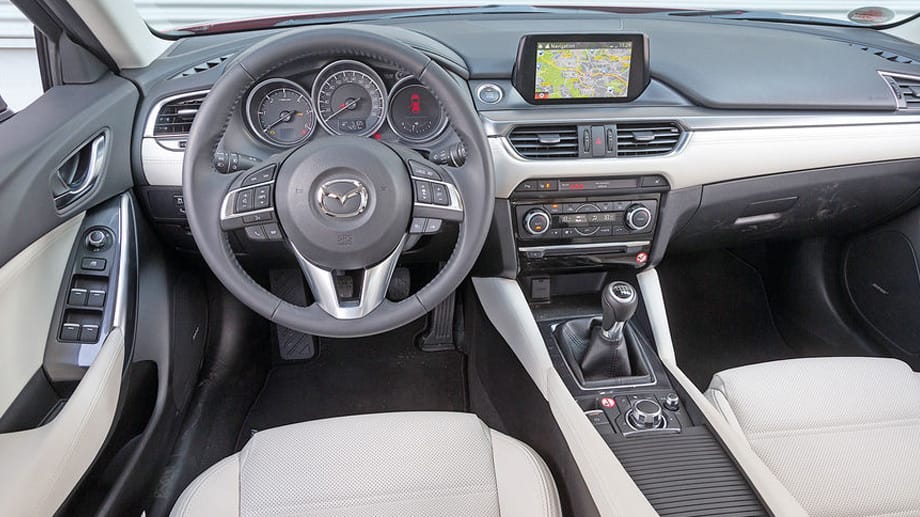 Obwohl das kleinste Auto im Test, bietet der Mazda seinen Mitfahrern den meisten Platz. Tempo, Navigations- und Warnhinweise werden im Head-Up-Display angezeigt.
