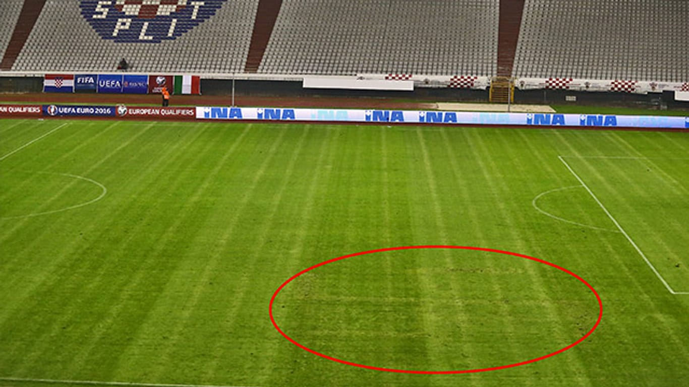 Schandfleck: Unbekannte haben den Rasen im Stadion von Split mit einem Hakenkreuz versehen. Auch nachdem Arbeiter versuchten, es zu entfernen, war es noch zu erkennen.