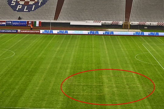 Schandfleck: Unbekannte haben den Rasen im Stadion von Split mit einem Hakenkreuz versehen. Auch nachdem Arbeiter versuchten, es zu entfernen, war es noch zu erkennen.
