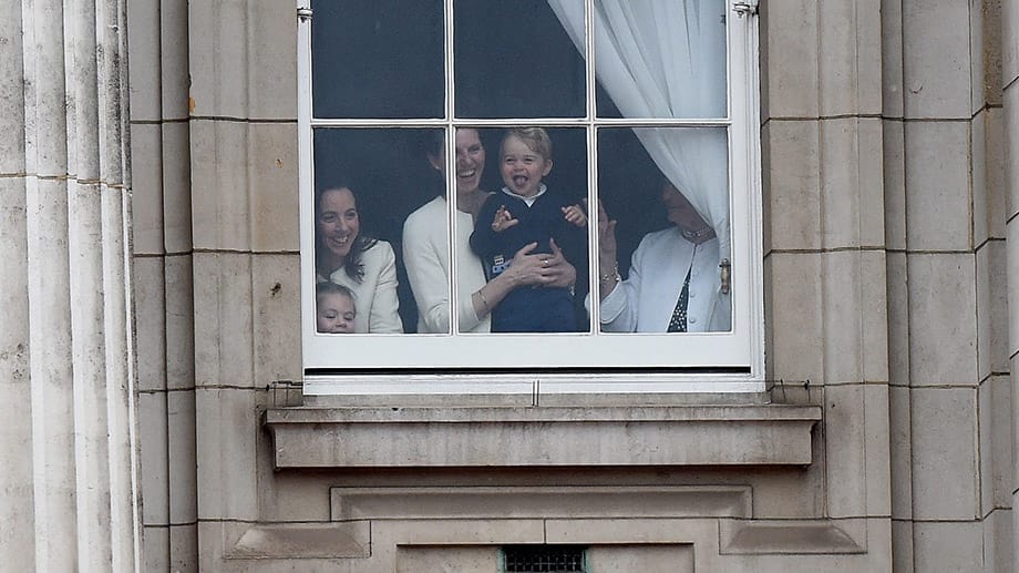 Prinz George macht Faxen: Während vor dem Buckingham Palast im Juni 2015 die steife Militärparade "Trooping the Colour" abläuft, sorgt Klein-George für gute Laune.
