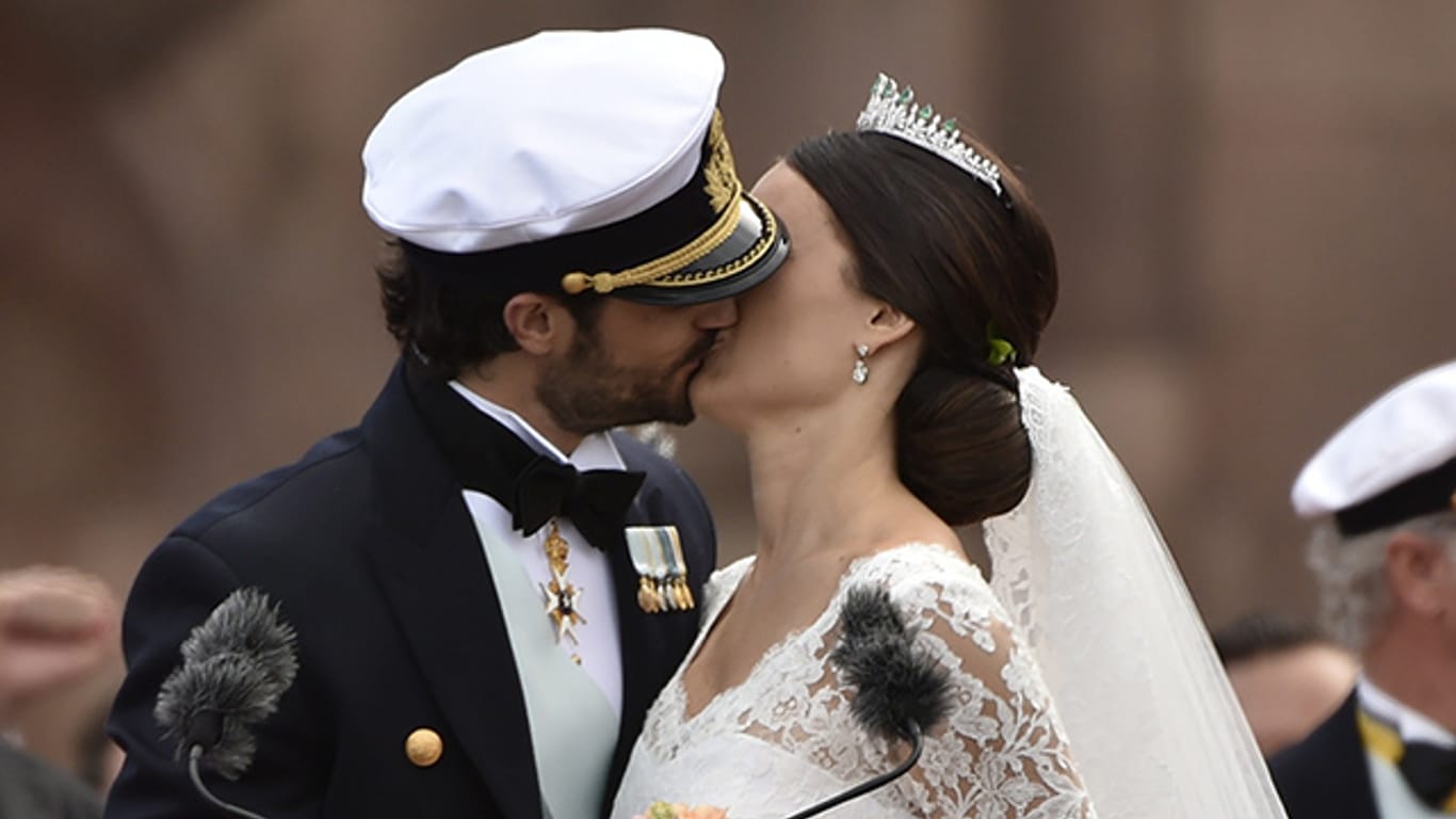 Auf dem Balkon des Stockholmer Schlosses küssten sich Carl Philip und Sofia vor den Augen des Publikums.