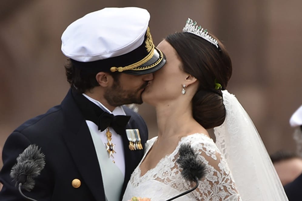 Auf dem Balkon des Stockholmer Schlosses küssten sich Carl Philip und Sofia vor den Augen des Publikums.