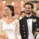 Die Traumhochzeit ihres Prinzen am 13. Juni 2015 rührte die Schweden. Sofia, die ein Kleid der schwedischen Designerin Ida Sjöstedt trug, war sichtlich gerührt vor Glück. Hier verlässt das Brautpaar die Kirche nach der Trauung.