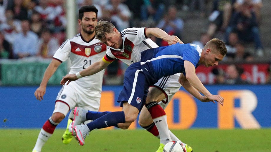 Bastian Schweinsteiger (Mitte) und Ilkay Gündogan (li.) sind Konkurrenten um einen Stammplatz. Bastian Schweinsteiger (Mitte) und Ilkay Gündogan (li.) sind Konkurrenten um einen Stammplatz.