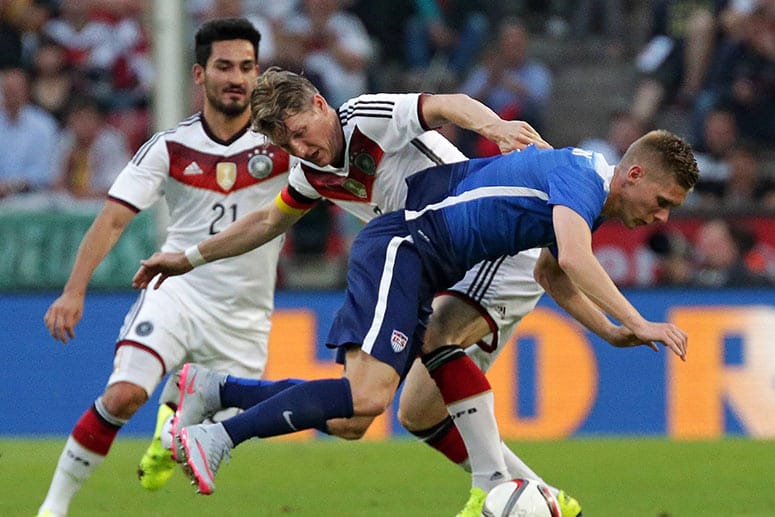 Bastian Schweinsteiger (Mitte) und Ilkay Gündogan (li.) sind Konkurrenten um einen Stammplatz.