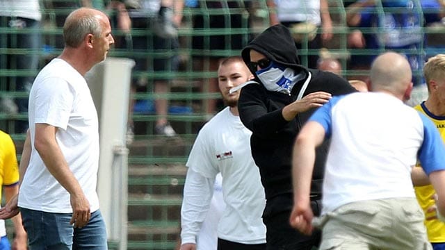 Mario Basler mitten im Getümmel während des Platzsturms in Erfurt.