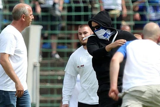 Mario Basler mitten im Getümmel während des Platzsturms in Erfurt.
