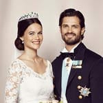 So modern die Hochzeit war, so klassisch sind die offiziellen Hochzeitsfotos: Prinzessin Sofia und Prinz Carl Philip strahlen vor gediegener Kulisse um die Wette.